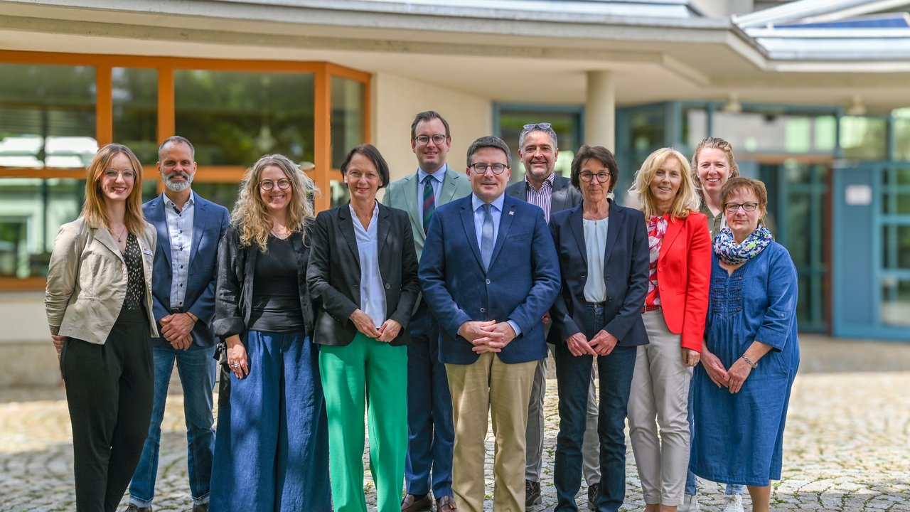 Susanne Bay (4.v.l.) besichtigte gemeinsam mit Landrat Christoph Schauder (6.v.l.) das Son-derpädagogische Bildungs- und Beratungszentrum in Unterbalbach