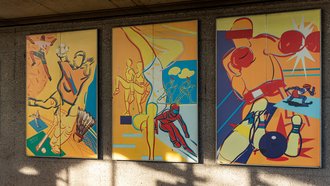 Bild zeigt eine bunt gestaltete Wand an der Haltestelle Waldau