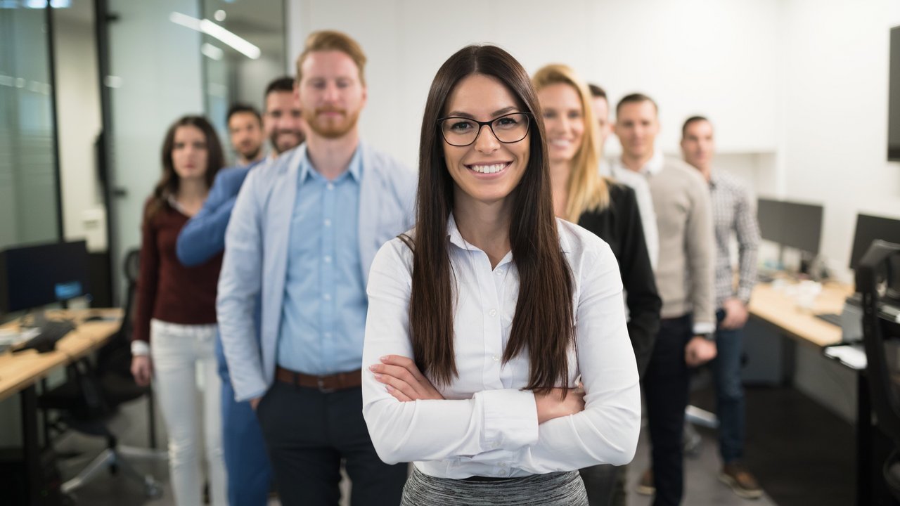 Bild zeigt Menschen im Büro