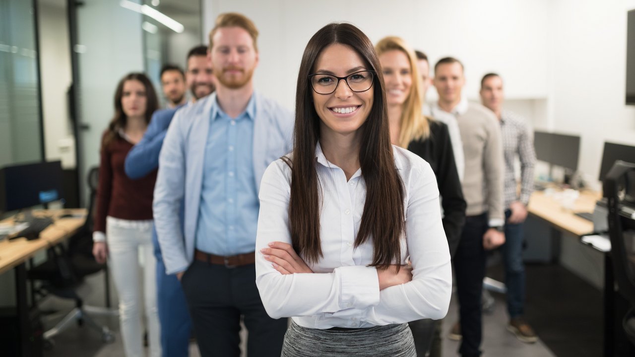 Bild zeigt Menschen im Büro