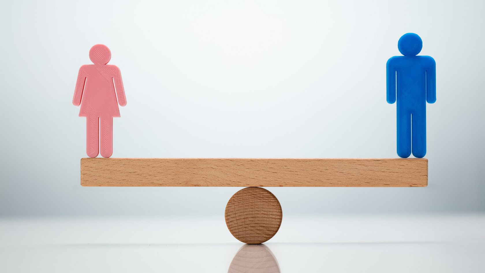 Eine Frau und ein Mann stehen auf einer Wippe