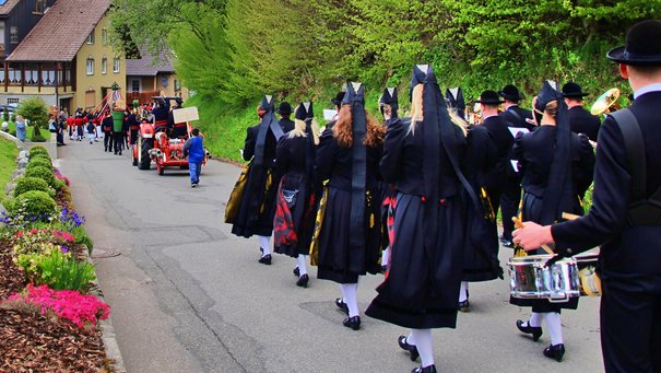 Trachtenkapelle und Umzug im Schwarzwald