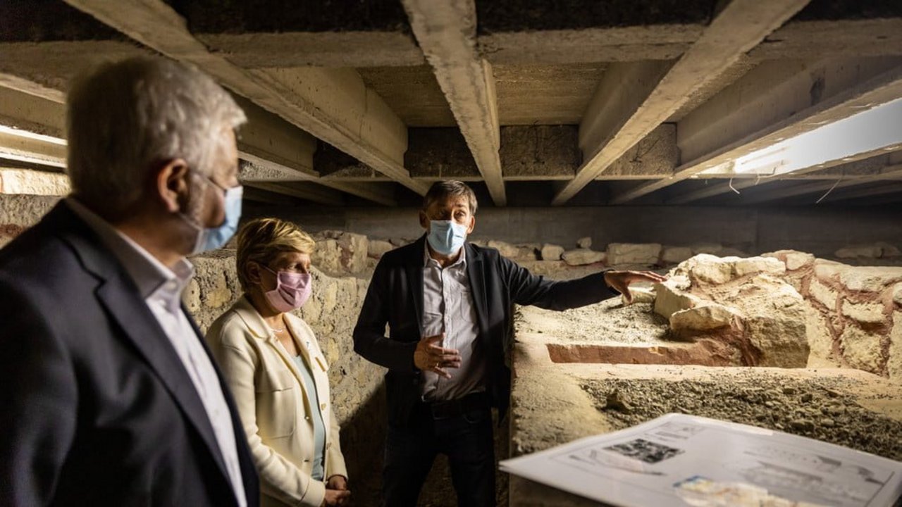 Regierungspräsident Wolfgang Reimer, Ministerin Nicole Razavi MdL und Präsident des LAD Prof. Dr. Claus Wolf (v.l.n.r.) besuchten die archäologischen Grabungen in Unterregenbach