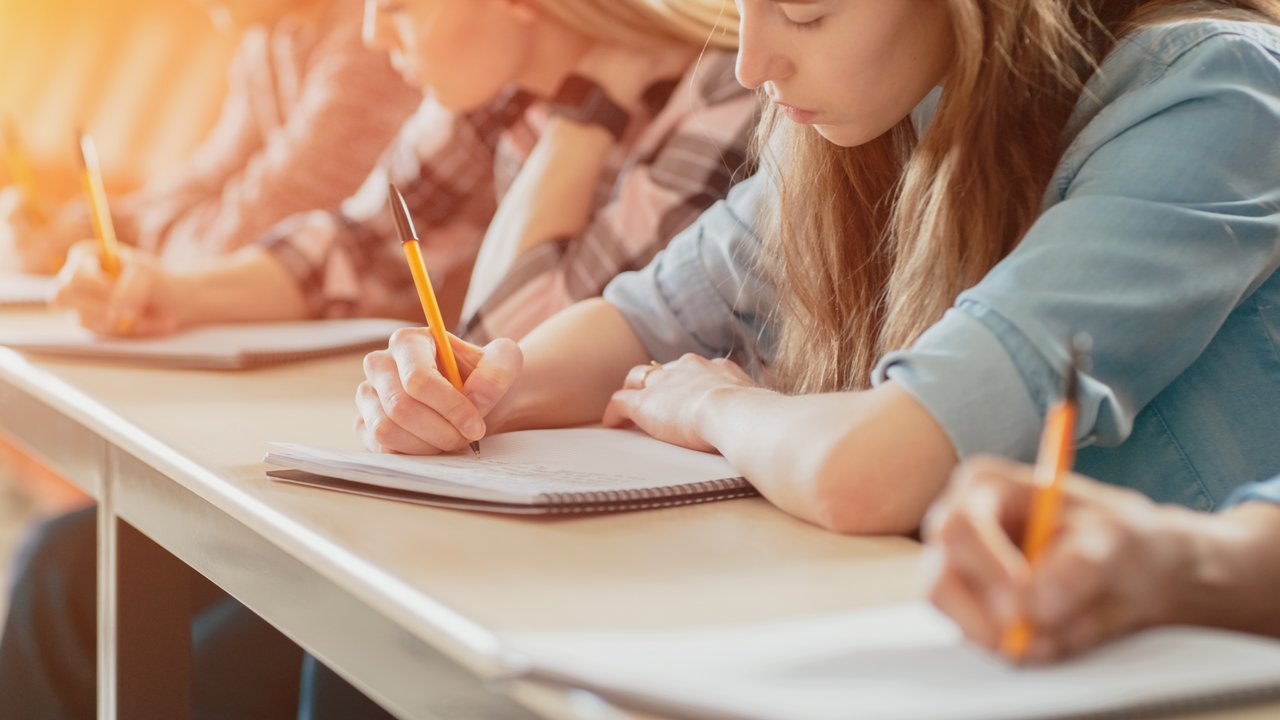 Schülerinnen und Schüler während einer Prüfung im Klassenraum