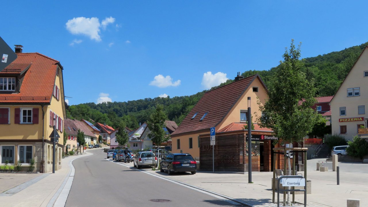 Orlacher Straße in Braunsbach nach dem Wiederaufbau mit der „Flutkiste“