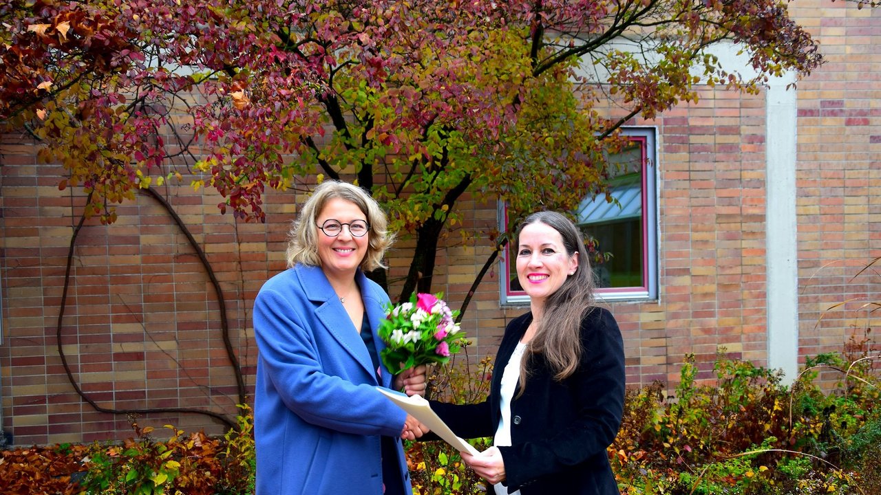 Nadja Schellhorn-Pintat (rechts), zuständige Referentin am Regierungspräsidium Stutt-gart, überreicht Katharina Wetz (links) das Bestellungsschreiben von Kultusministerin Theresa Schopper