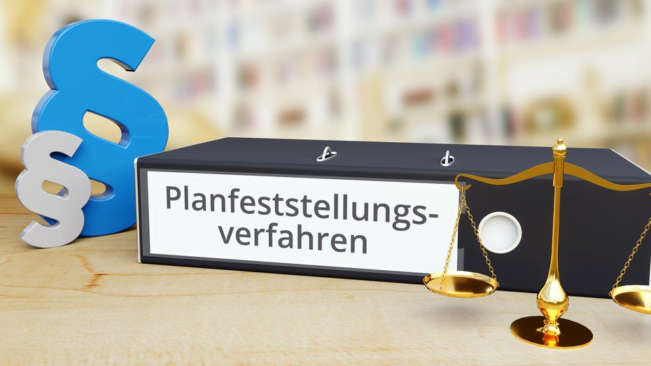 Ordner auf Schreibtisch mit Beschriftung neben Paragraf und Waage Ordner auf Schreibtisch mit Beschriftung neben Paragraf und Waage