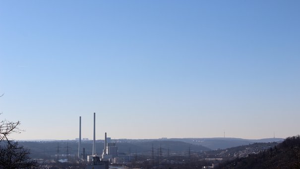 Das industriell geprägte Neckartal mit dem Kraftwerk Altbach im Vordergrund