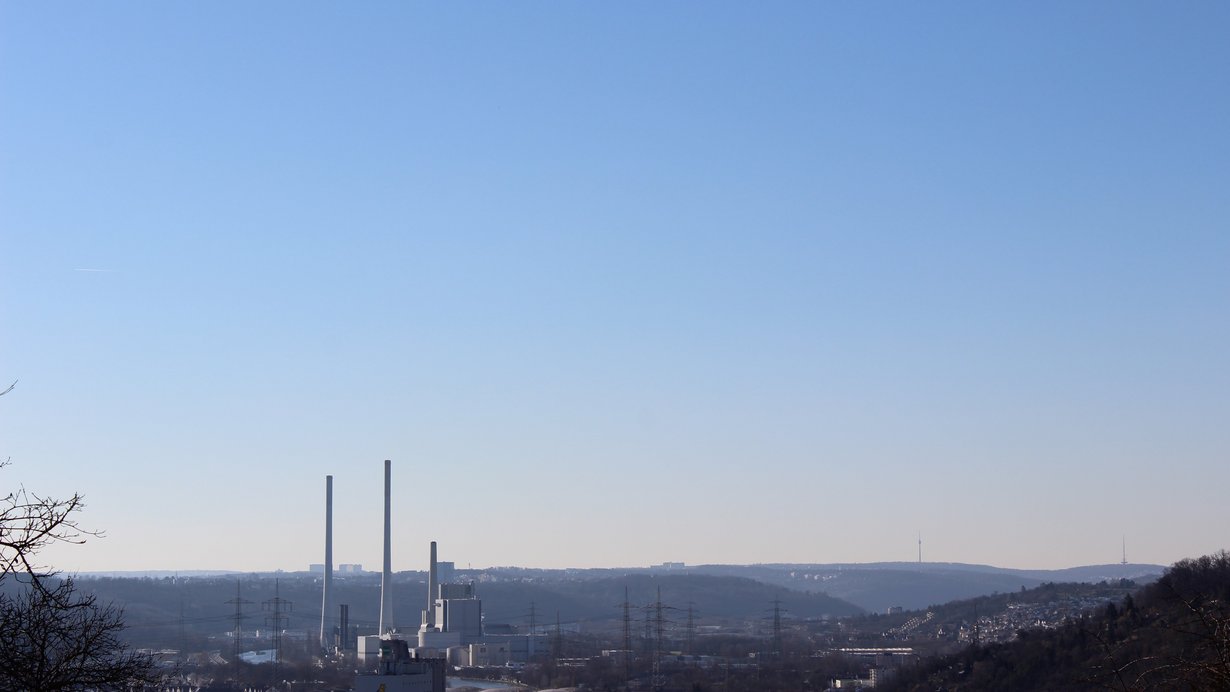 Das industriell geprägte Neckartal mit dem Kraftwerk Altbach im Vordergrund Das industriell geprägte Neckartal mit dem Kraftwerk Altbach im Vordergrund