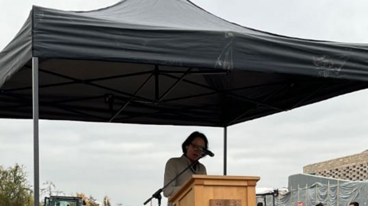 Regierungspräsidentin Susanne Bay beim Spatenstich in Bad Friedrichshall