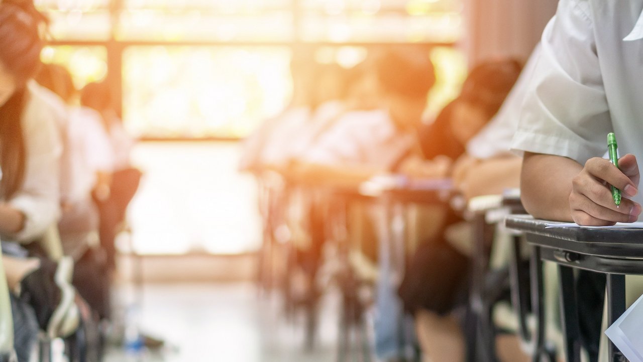 Schülerinnen und Schüler bei der Prüfung im Klassenzimmer
