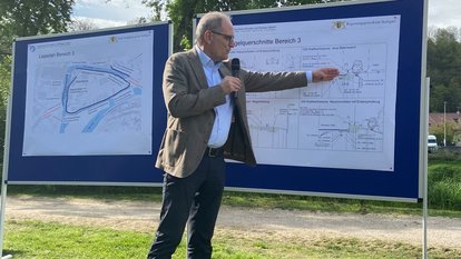 Rüdiger Koch steht vor zwei Clipcharts mt Plänen und erklärt die Maßnahme