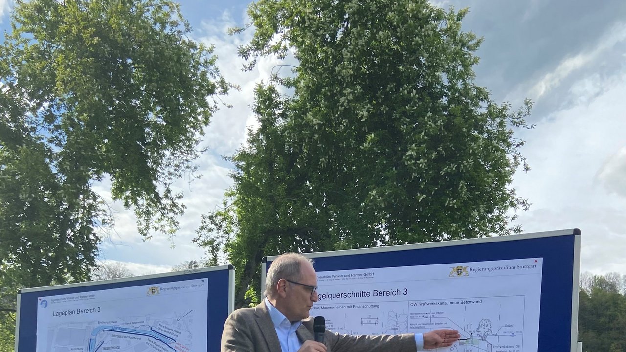 Rüdiger Koch steht vor zwei Clipcharts mt Plänen und erklärt die Maßnahme