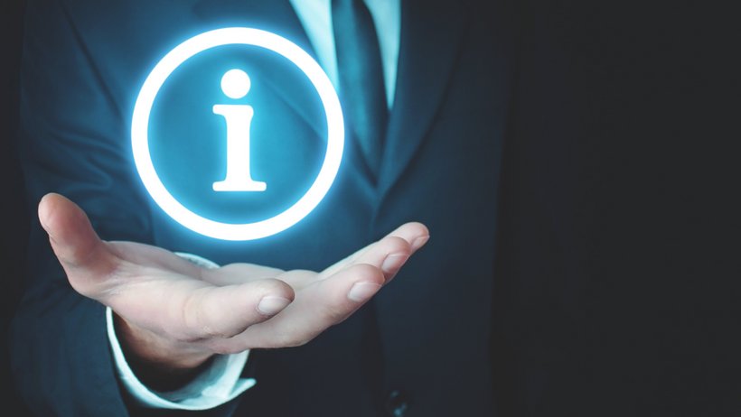 Eine Hand hält das Zeichen "i"