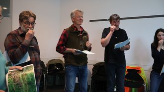 Biberberatende probieren Weidenrinde