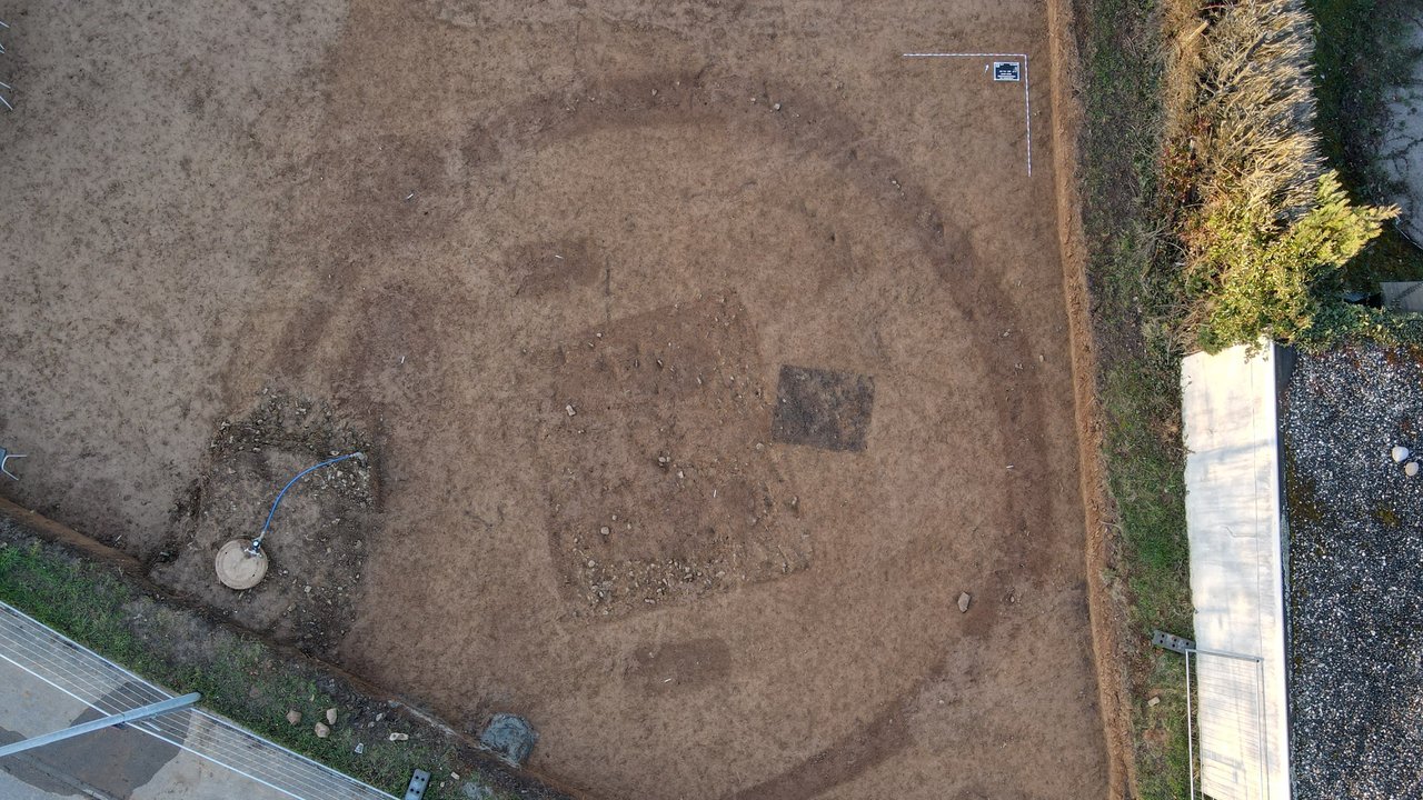 Bild zeigt den Kreisgraben mit dem Zentralgrab