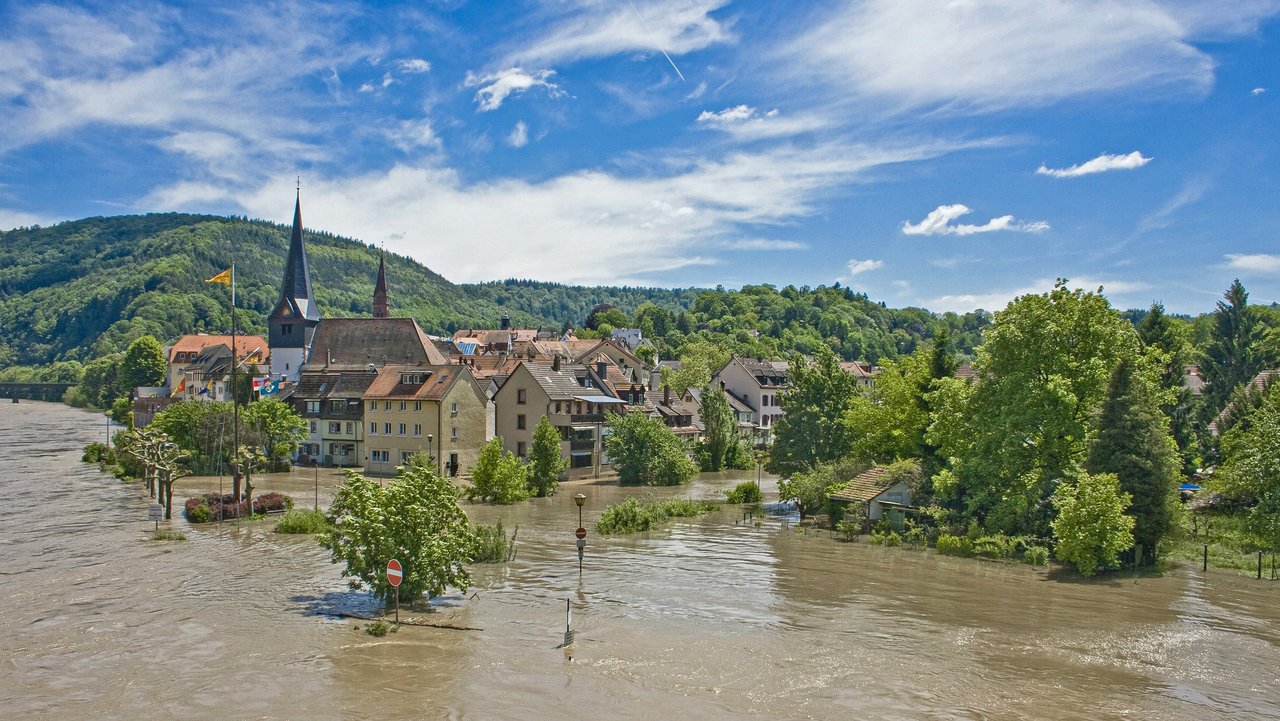 Bild zeigt den Neckar mit Hochwasser in Neckargemünd