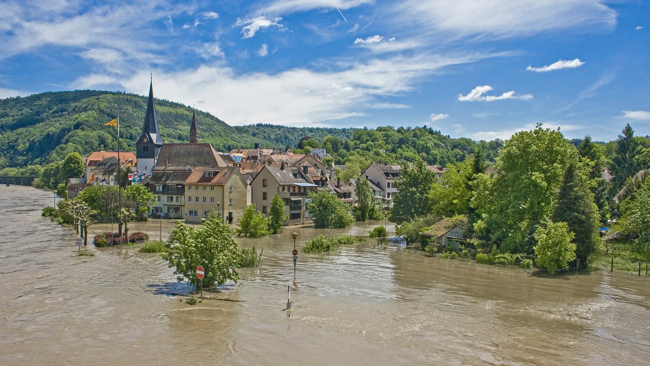 Bild zeigt den Neckar mit Hochwasser in Neckargemünd