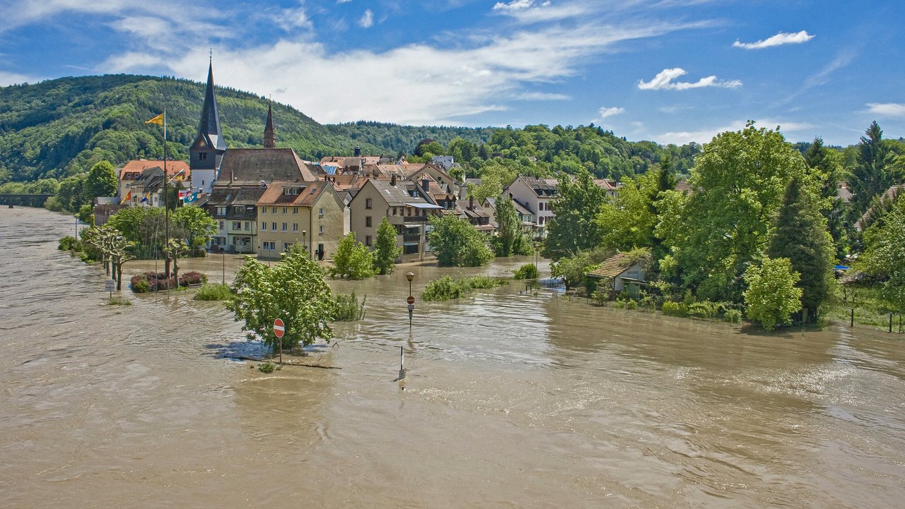 Bild zeigt den Neckar mit Hochwasser in Neckargemünd