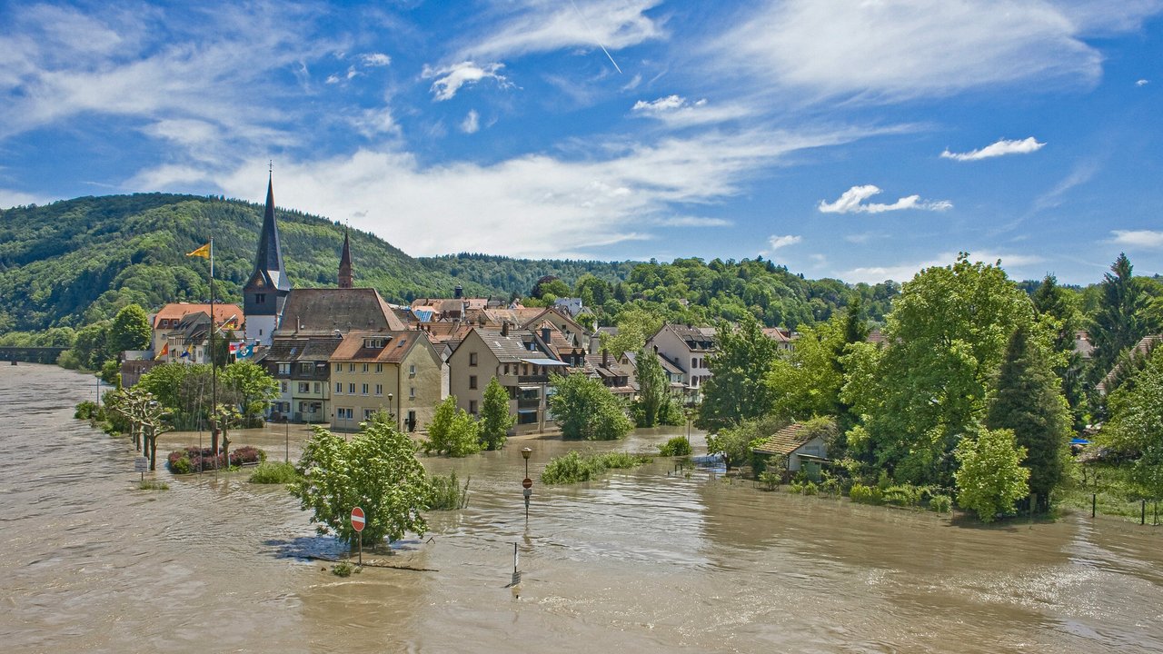 Bild zeigt den Neckar mit Hochwasser in Neckargemünd