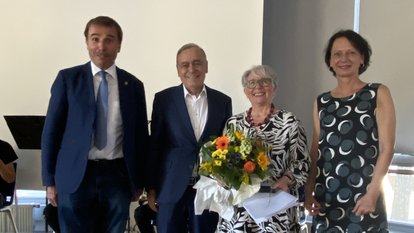 Regierungspräsidentin Susanne Bay (rechts) mit Sieglinde Schäfer, Konrad Epple MdL (links) mit Dr. med. Hans-Ulrich Rauchfuß, schwäb. Albverein