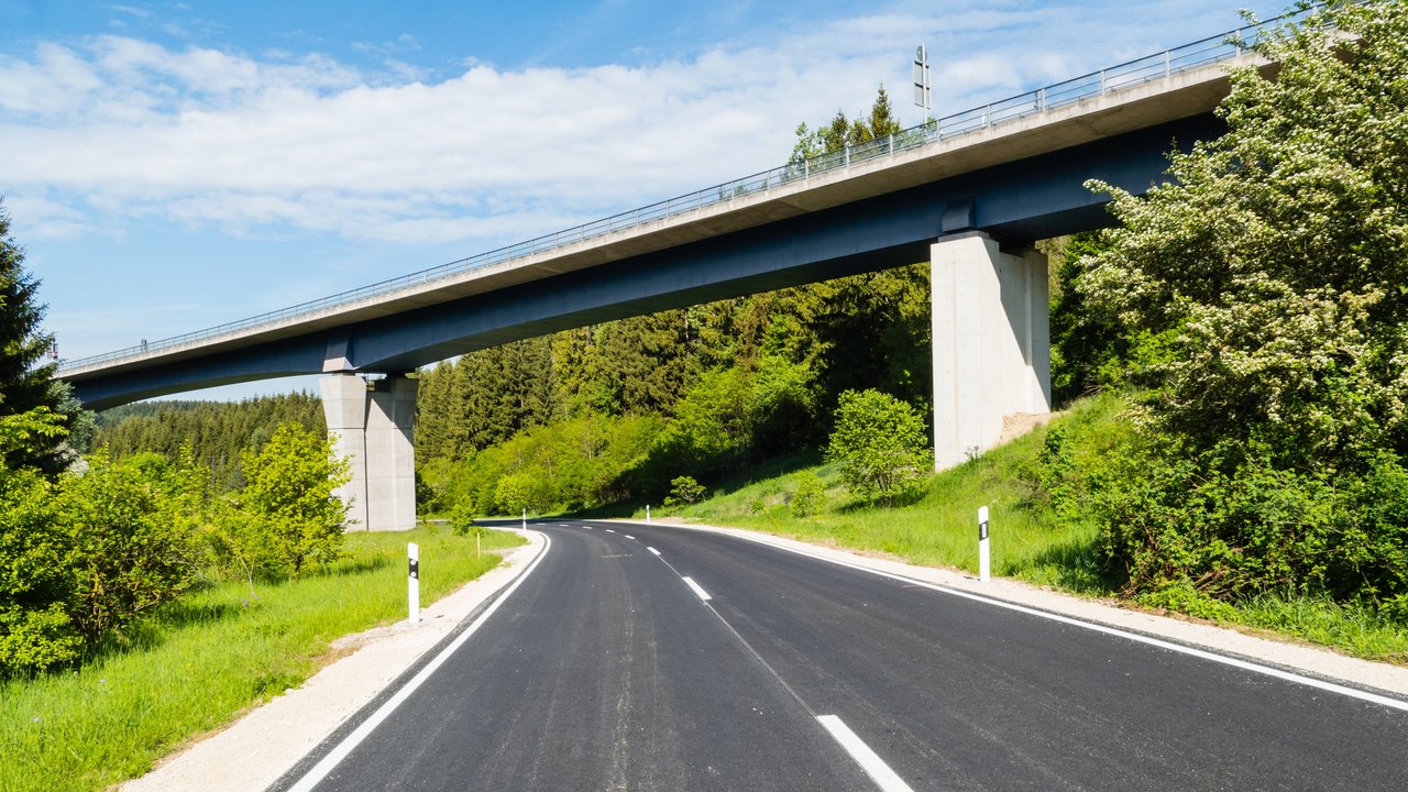 Unbefahrene Straße und Brücke im Kinzigtal