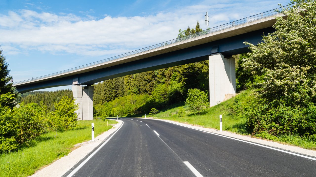 Unbefahrene Straße und Brücke im Kinzigtal