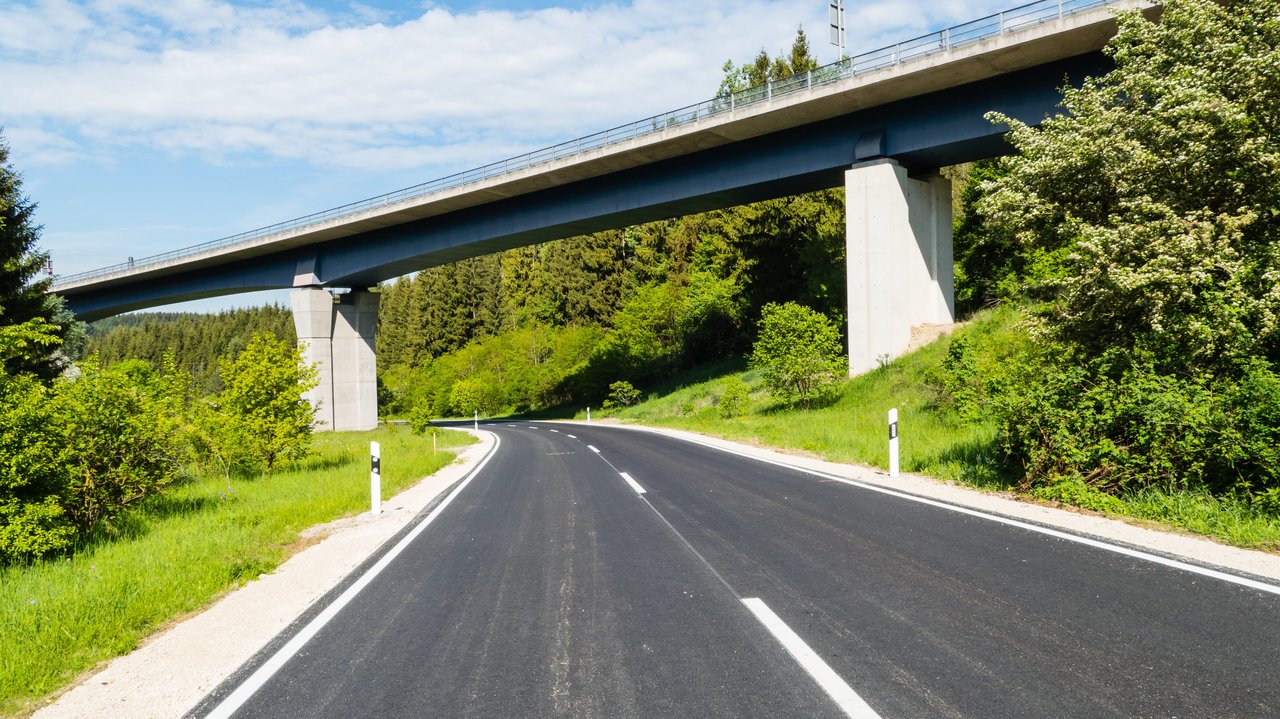 Unbefahrene Straße und Brücke im Kinzigtal