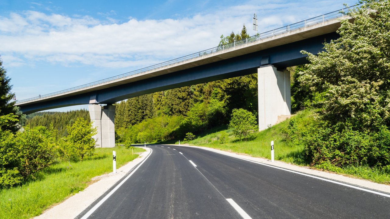 Unbefahrene Straße und Brücke im Kinzigtal