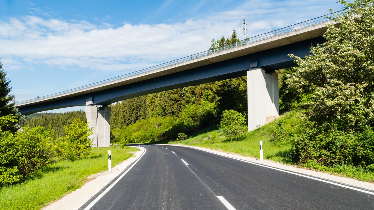 Unbefahrene Straße und Brücke im Kinzigtal