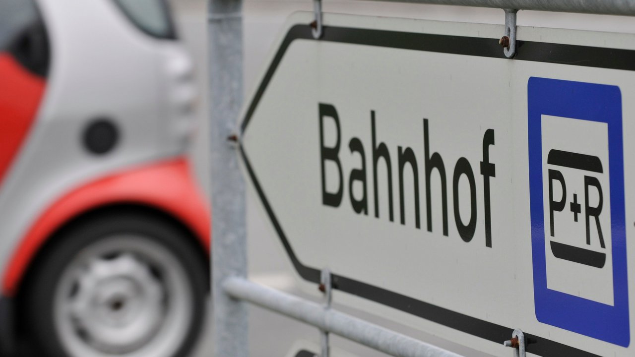 Schild mit Beschriftung Bahnhof und Park & Ride
