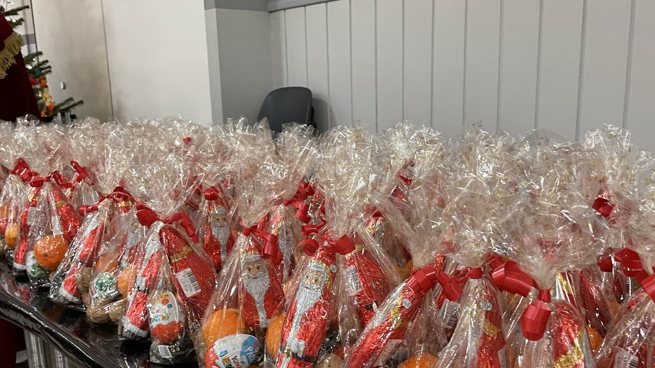 Nikolaustüten mit Schokolade und Mandarinen