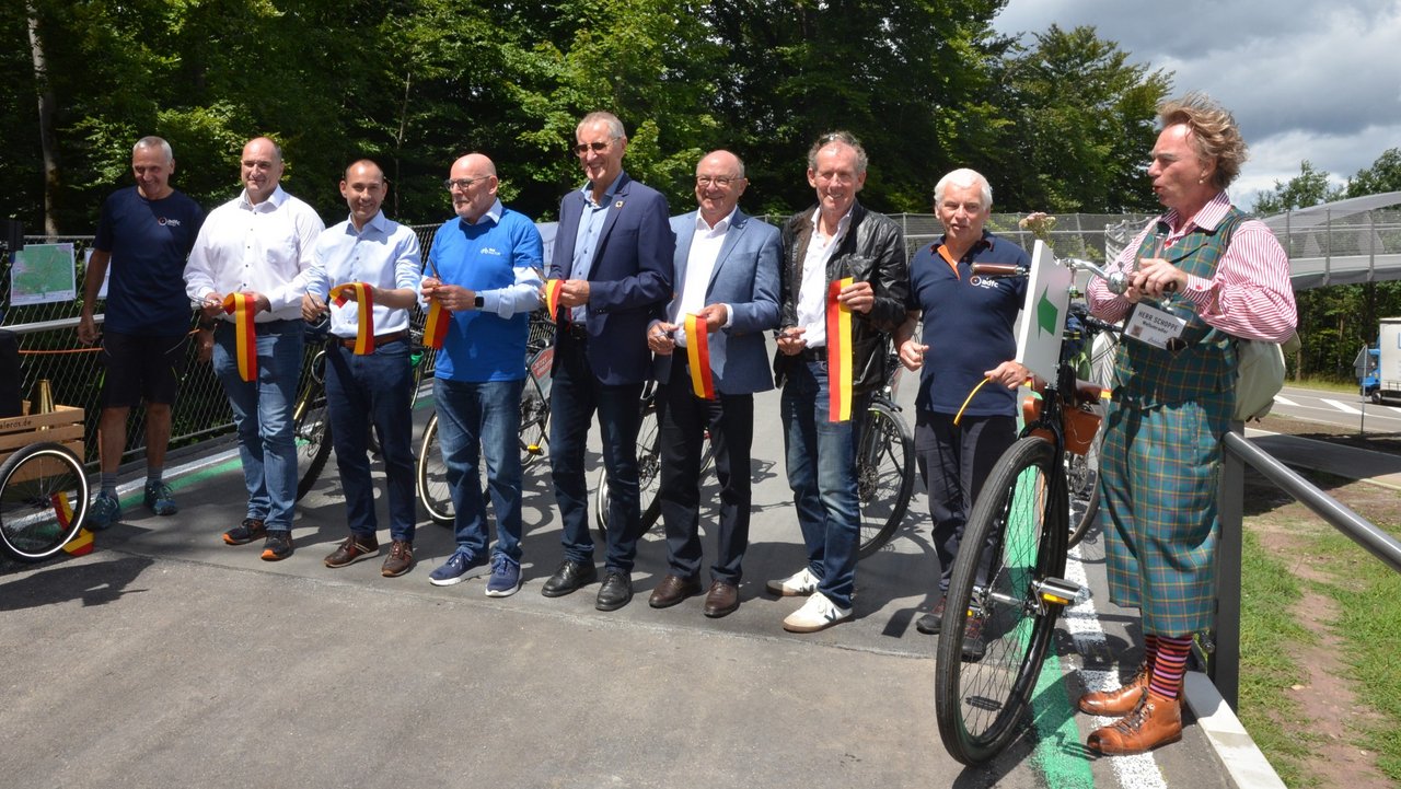 Gruppenbild Eröffnung der Radschnellwegbrücke in Böblingen