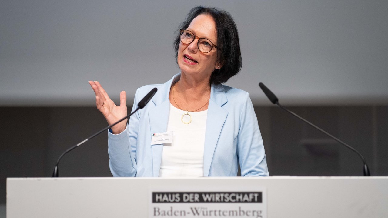 Regierungspräsidentin Susanne Bay bei der Begrüßung Regierungspräsidentin Susanne Bay bei der Begrüßung