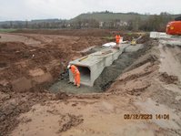 Zwei Bauarbeiter arbeiten auf einer Baustelle