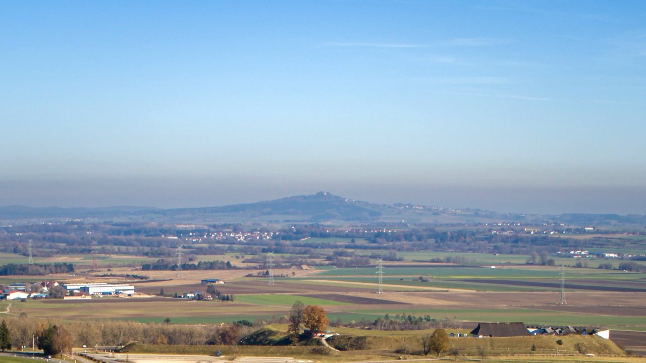 Luftaufnahme mit der Grabungsstelle im Vordergrund sowie Heuneburg und Bussen im Hintergrund