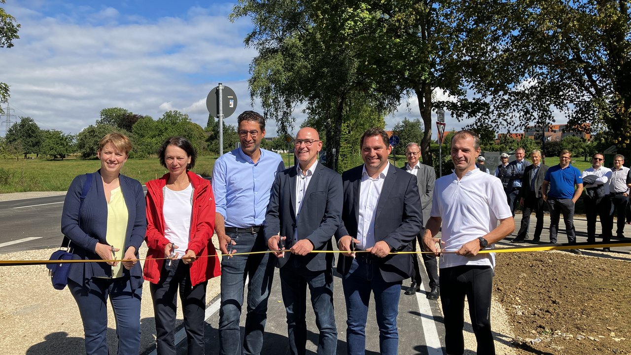v.l.n.r.: A. Lindlohr MdL, RP'in Susanne Bay, Esslingens OB Matthias Klopfer, Ministerialdirektor B. Frieß, Aichwalds BMA. Jarolim, Plochingens BM Frank Buß geben den Radweg für den Verkehr frei 