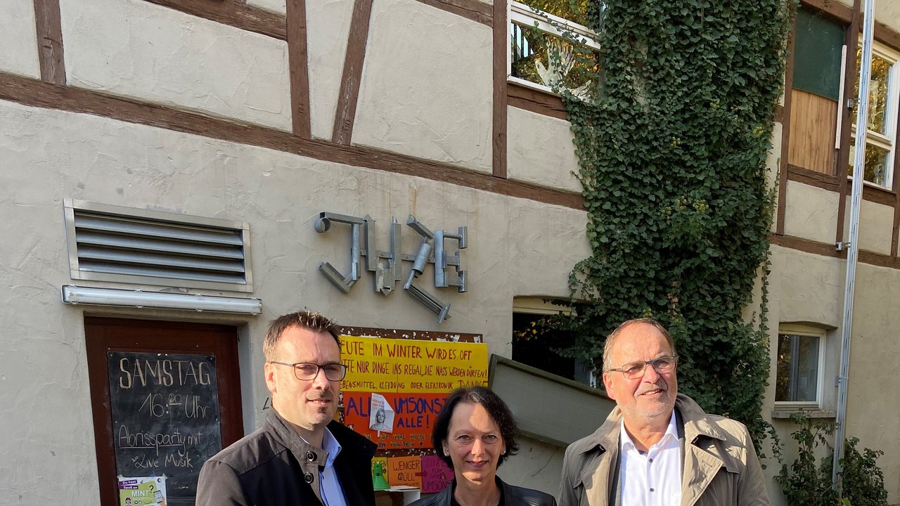 Übergabe Förderbescheid vor dem alten Jugendzentrum Juxe (v.l.n.r. Oberbürgermeister Michael Dambacher, Regierungspräsidentin Susanne Bay, Bürgermeister Volker Grab)