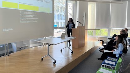 Frau Dr. Andrea Holzapfel bei Ihrem Vortrag