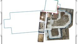 Die Fotos zeigen die ausgegrabenen Mauerreste an und ordnen sie den Bauphasen zu