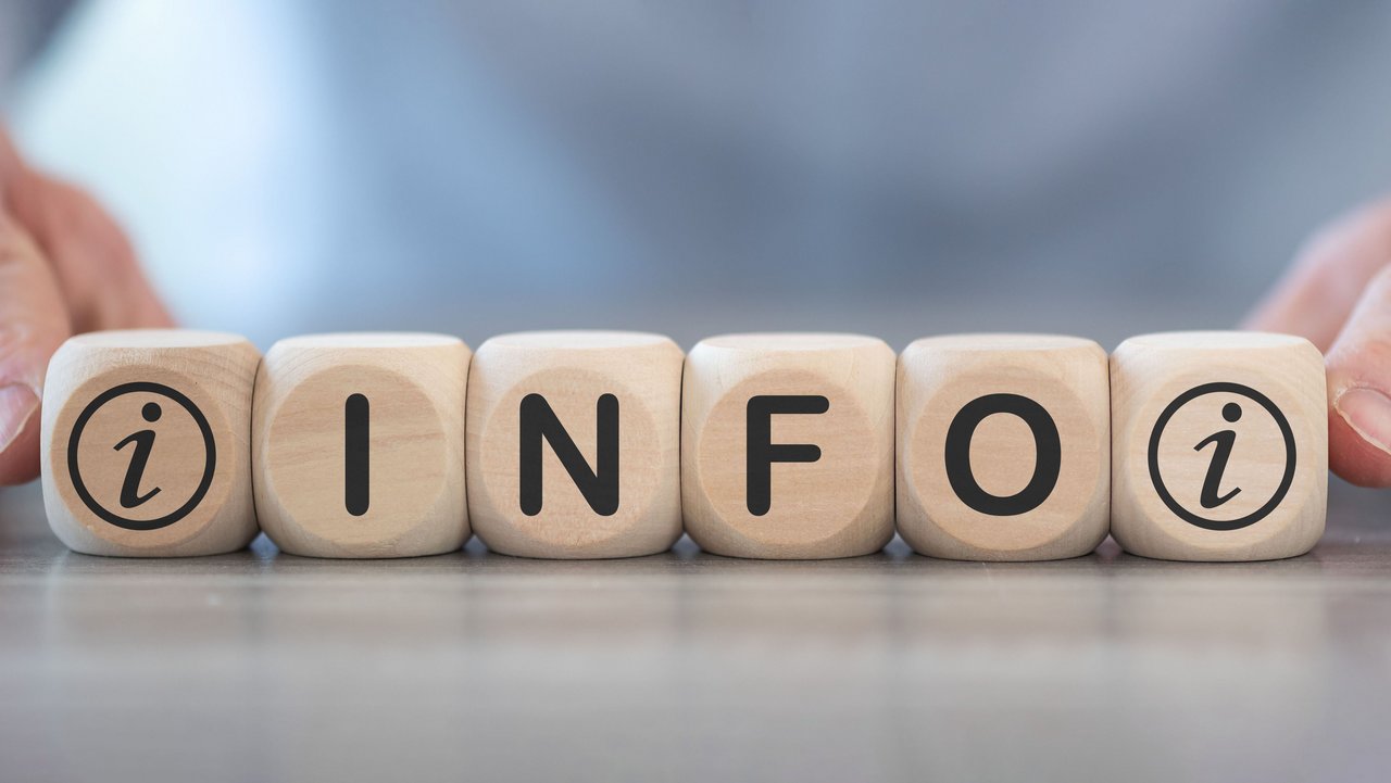 Sechs Würfel nebeneinander bilden die Buchstaben "i" INFO "i"
