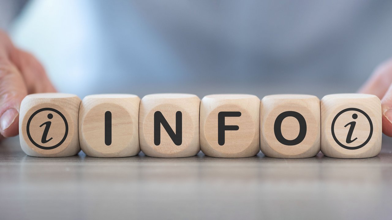 Sechs Würfel nebeneinander bilden die Buchstaben "i" INFO "i"