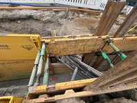 Graben mit querenden Leitungen