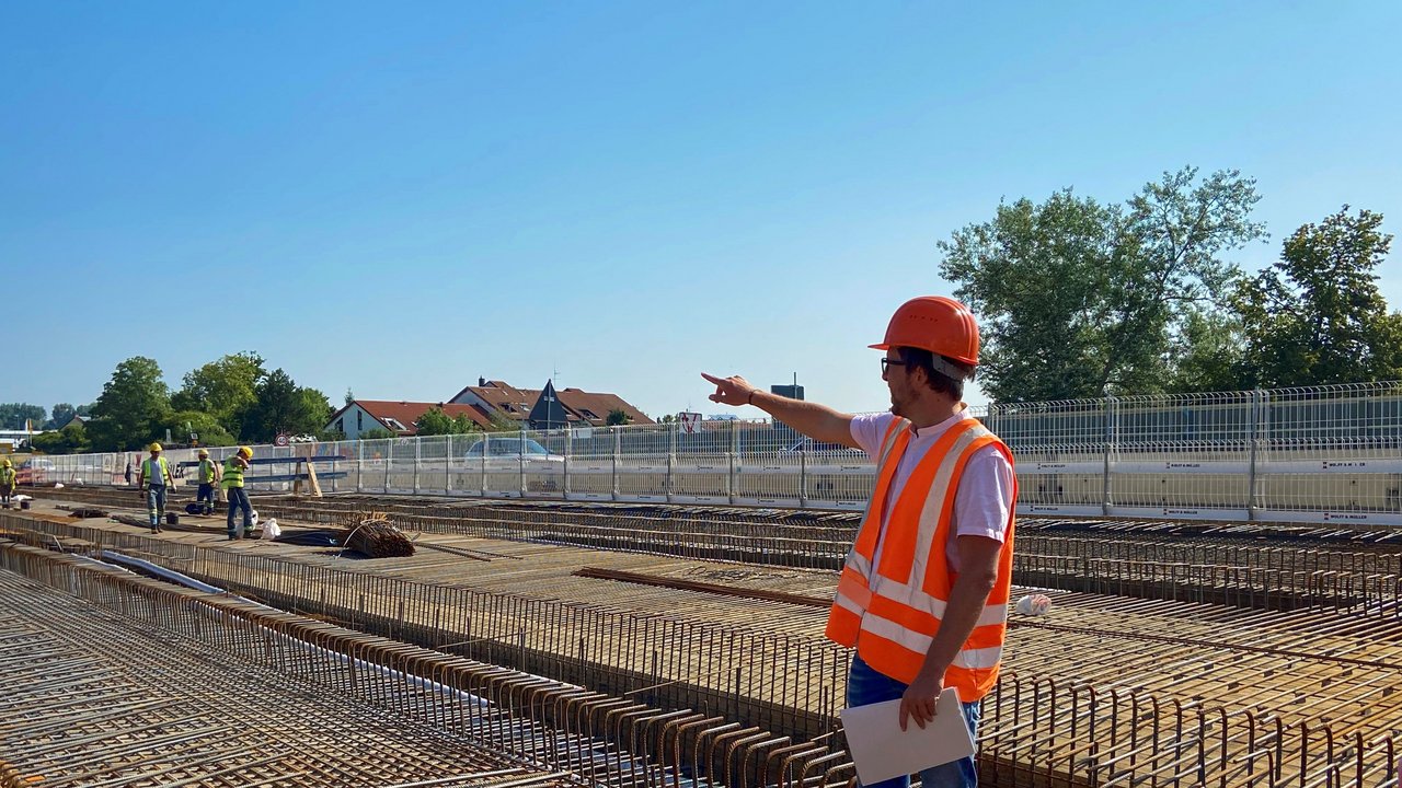 Bild zeigt Projektleiter Dr. Tim Weirich auf dem neuen westlichen Brückenbauwerk