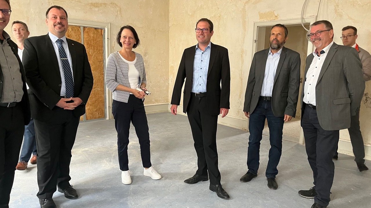 Nächster Stopp Gaildorf: Das ehemalige Notariat soll umgebaut und modernisiert werden, wofür der Gemeindeverwaltungsverband Limpurger Land bereits im April 2023 einen Zuwendungsbescheid in Höhe von 750.000 Euro erhalten hat. Regierungspräsidentin Bay steht im ehemaligen Notariat mit sieben Herren
