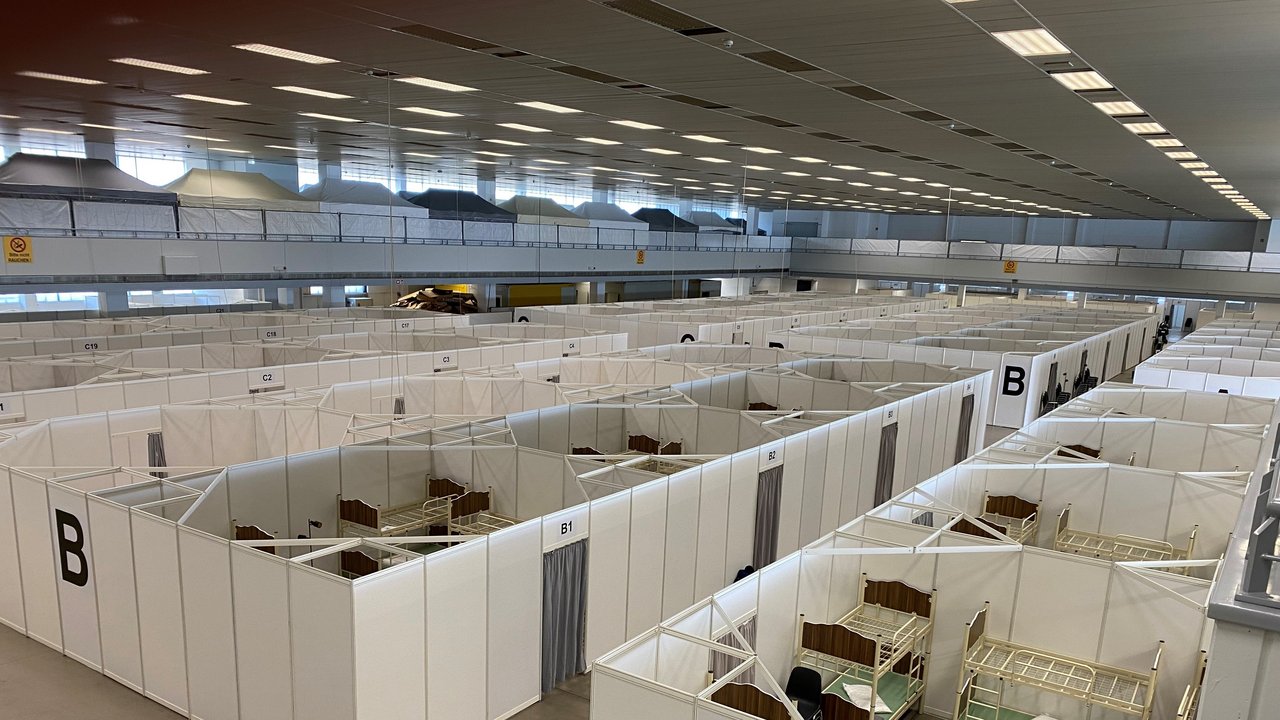 Bild zeigt die Notunterkunftkabinen in der Messe Sindelfingen