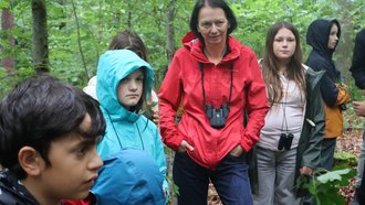 Regierungspräsidentin Bay mit Kindern im Wald