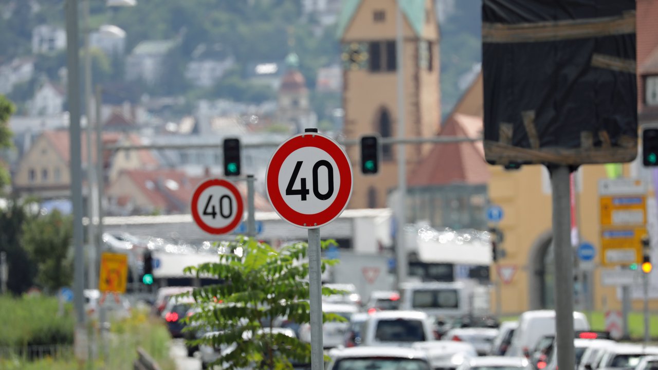 Straße mit Autos und Tempolimit 40