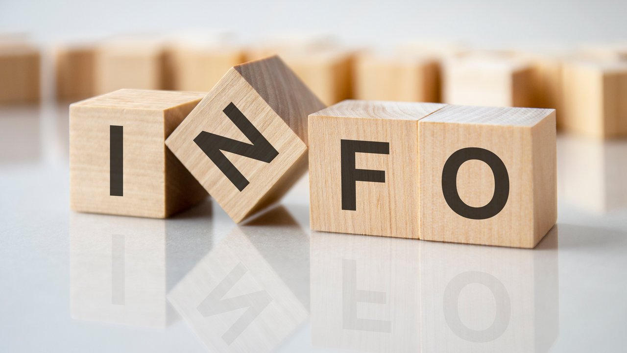 Vier Holzwürfel die den Text "INFO" bilden. Dabei ist der Würfel mit dem N quergestellt