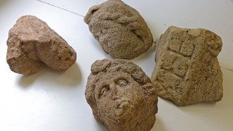 Vier Köpfe aus Stein